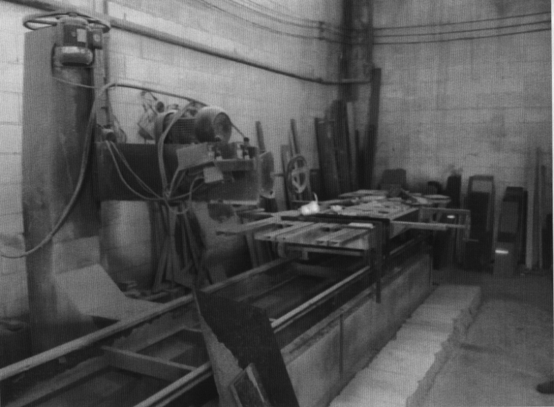  01 (uma) serra mármore, marca MAQFORT, modelo SRG, motor 10cv, motor elevação 2cv, motor movimentação 1/2cv - trifásica, com base monobloco 6 metros de comprimento. De acordo com informações do oficial de justiça em 07/11/2018: 